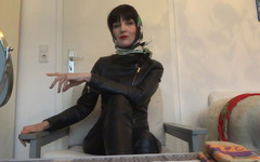 Lady Victoria Valente: 3 krásné hedvábné šátky k vyzkoušení v koženém oblečení