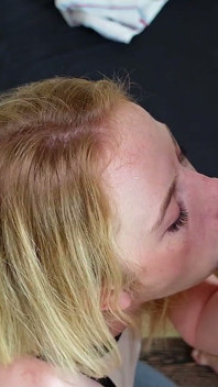 Ragazza tedesca in leggings senza cavallo ottiene doppia sborrata da ragazzo e amico