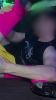 Safada princesa Tiabeanie em meias rosa permite colega de classe foder sua bela buceta