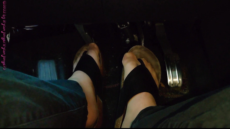 Carmen_Nylonjunge: Pedal bombeo en zapatillas ** nylonfeet **