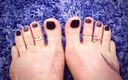 Goddess Misha Goldy: Degete de la picioare, picioare, unghiile proaspăt pedichiurate și bijuterii ale...