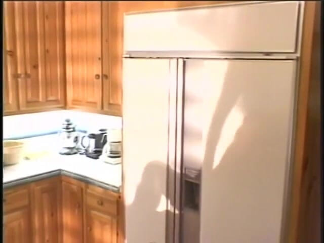 My MILF: Morena alta obtiene su coño peludo golpeado en el mostrador...