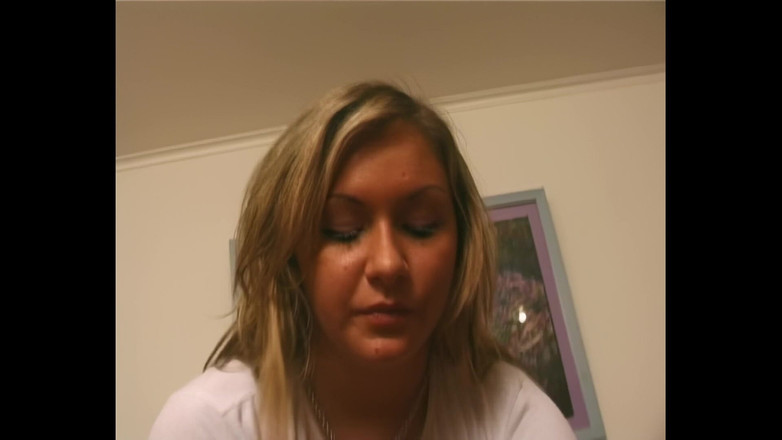 My first cock: Blond nastolatka pokazuje swoje okrągłe i seksowne ciało