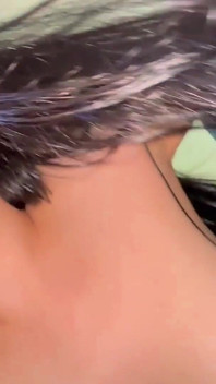 모든 것이 시작된 소파에서, POV 혼자 남겨둘 때마다 핫한 의붓여동생과 섹스합니다.