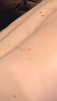 Lesbian matang berkongsi dildo berganda besar di sofa