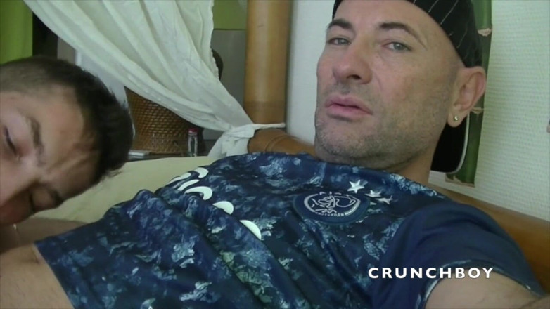 STRAIGHTS BOYS COERCED TO FUCK GAY: Genç striaght adam Fransız babasını sikiyor