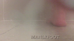 Manlyfoot: Sexy zapařené mužské nohy v hotelové sprše Doufám, že se uděláš...
