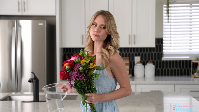 MomWantsToBreed: Flowers for my stepmom - s2:e10