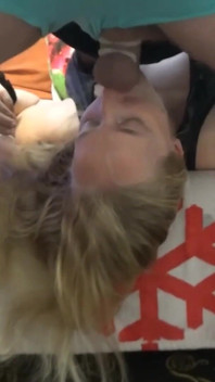 Er benutzt meinen mund wie eine fotze. Blonde MILF hart und tief in den hals gefickt und auf ihre titten kommen.