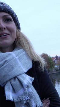 Cercetașă germană - fată blondă germană dulce Amelie Lei agățată pentru futai fără prezervativ