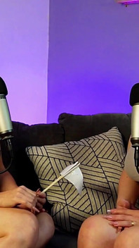 2 RAGAZZE LATINe si mangiano le grandi tette a vicenda alla fine del podcast