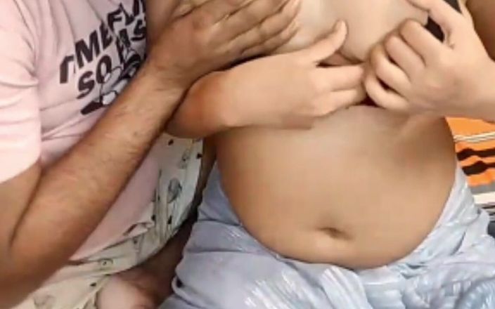 Swati sharma: Un petit ami desi masse les gros seins d’une fille