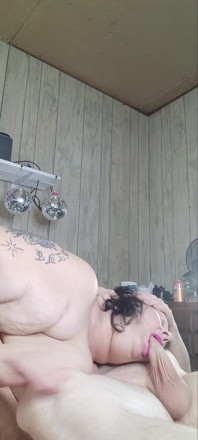 Stojí na kolenou, naplňuje ústa tohoto ptáka
