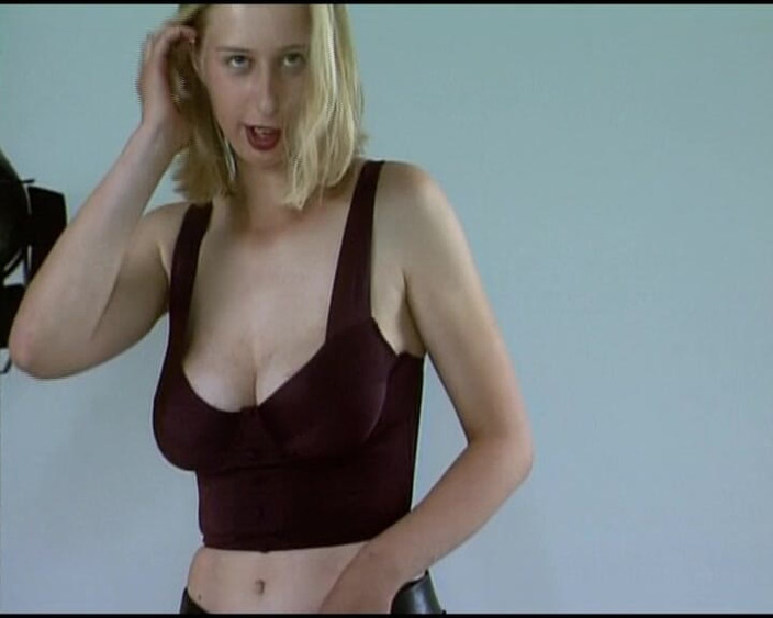 Deutsche Frauen: Deze Duitse blondine laat graag haar perfecte tieten zien op...