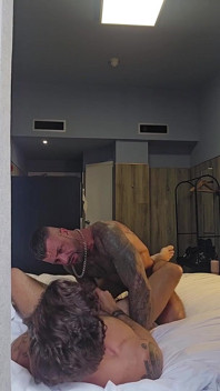 John North E Aiden Tyler Attraverso La Finestra