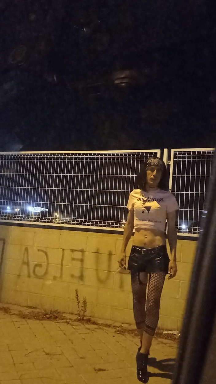 Penelopene27: Crossdresser Ekshibicjonista na zewnątrz część 1