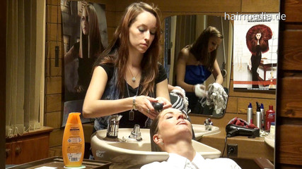 Hairsalon: Orta yaşlı seksi kadın nicole salon saç yıkıyor