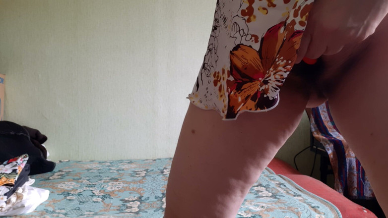 Lesbian-candys: O femeie pasională, matură sexy își stimulează intens clitorisul păros cu...