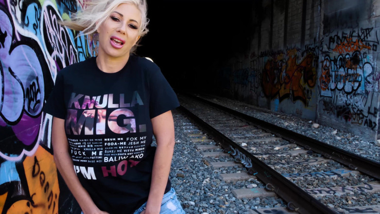 Stephanie Roberts: Puma Swede abre rachaduras nas pistas!