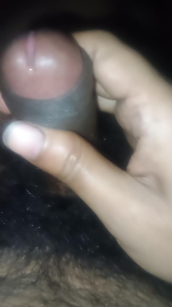 Hot_bobby: Cowok jerman yang lagi sange ini lagi asik masturbasi memeknya...