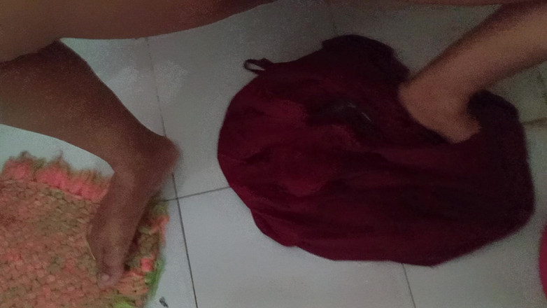 Sumahomesex: 性感人妻在洗手间换衣服，我拍摄这个视频