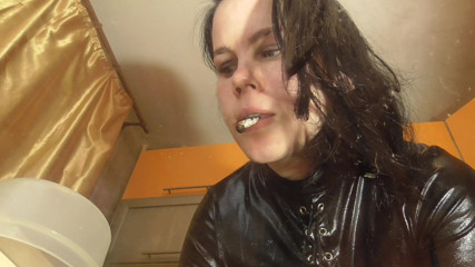 Anna Sky: O femeie uriașă din latex domină