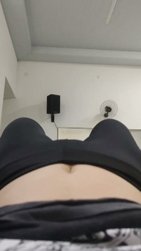 Weißes Mädchen Trainiert in Leggings, Die Ihre Muschi Markieren