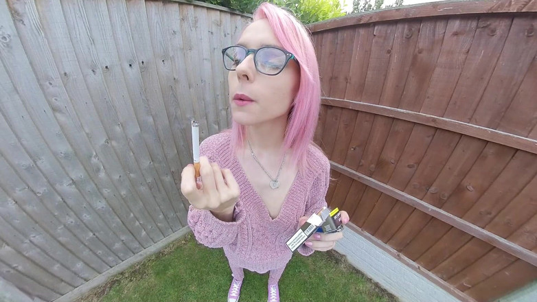VR smokers HD-2D Videos Only: Chloe Toy - elle fume dans son jardin