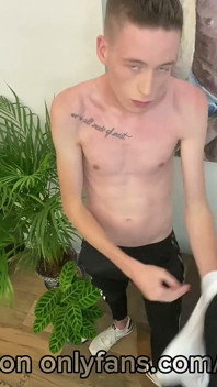 Craig solo masturbare cu inel de pulă