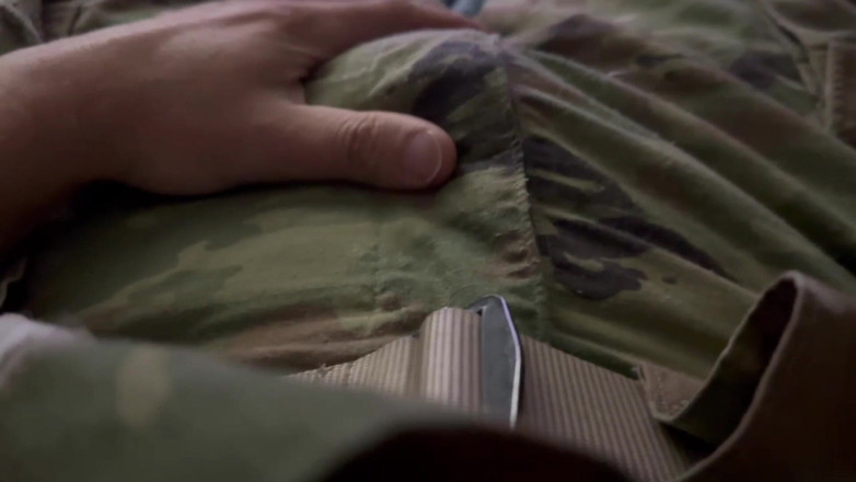 Gay Soldier Stuff: Americký armádní voják si honí v uniformě a předvádí své...