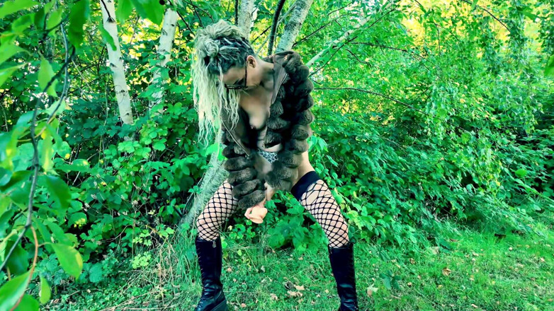 Miss PLAYtime: Masa bermain dengan dildo putih besar di dalam hutan