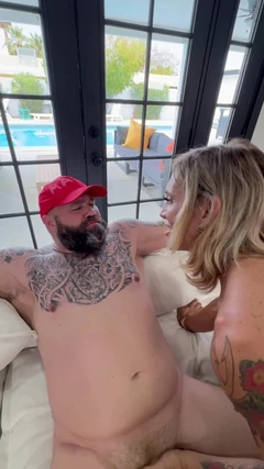 Sarışın trans büyük memeler maga man'i kandırıyor