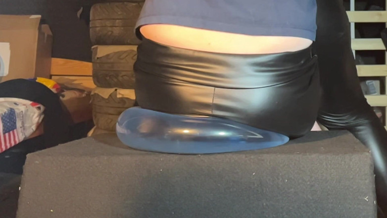 BeachBallsDuo: Bigbootylucy 和 dragon 猛烈地粉碎 11 个沙滩球和 3 个泡泡球!