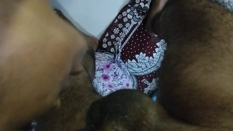 Anar Kali: 性感的阿姨吮吸她的继父的前戏