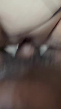 Moje sousedka mi vystříkala celé velké černé péro se svou těsnou bílou kundičkou