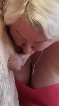 Tchýně v kuchyni saje ptáka, honí ho a sleduje sperma
