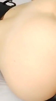 Sexy holka v těsných kožených kalhotách a kožené bundě dostane výstřik na zadek