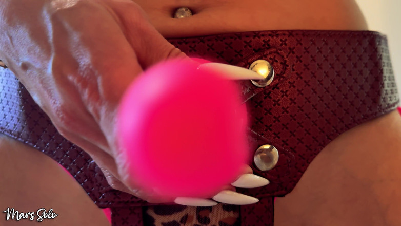 Mars solo: Pov pegging solo - la padrona su Marte sodomizza da sola...