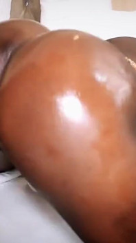 Afrikanische behaarte muschi wird mit großem schwanz und creampie gefüllt