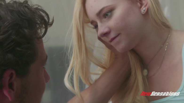 FamilyXXX: Riley üvey erkek kardeşiyle ilgili bir fantezi kuruyor