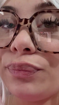 Stiefmutter liebt es zu essen, also isst er chips in einem Cosplay Kostüm und liebt das Essen