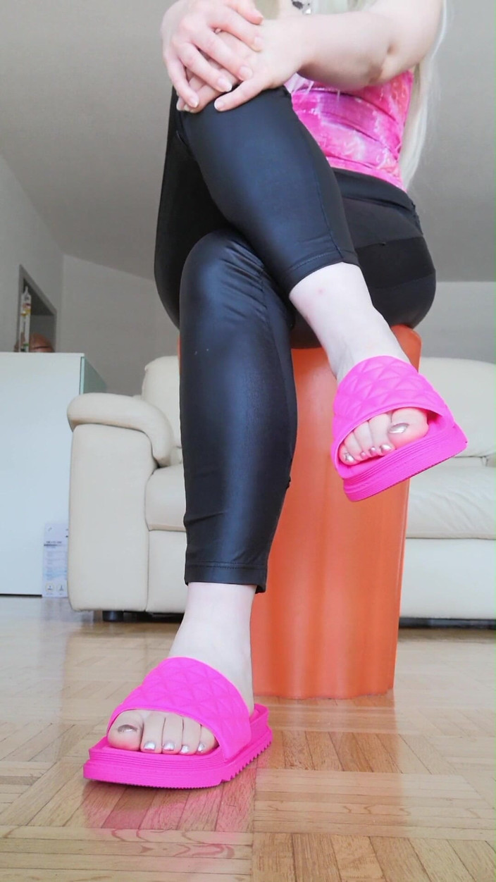 RavenBigAss: Raven: ťukání na prsty se zkříženýma nohama v latexových kalhotách od...