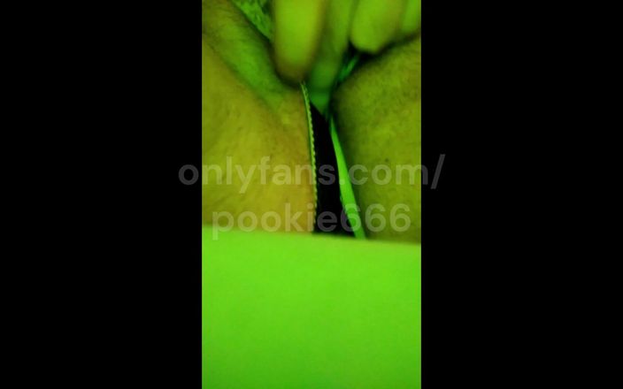 LilPookie666: Cewek sange ini lagi asik masturbasi memeknya pakai vibrator solo