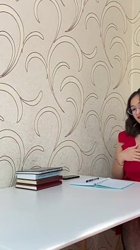 Розпусна вчителька перевіряє домашнє завдання і спокушає студента-невдаху