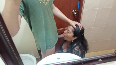 Moo DBOXXX: Rijpe Christian zuigt graag aan mijn lul, voedselverkoper werd aan...