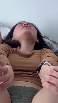 La donna si tocca e ha orgasmi che tocca, annusa e sente i suoi piedi