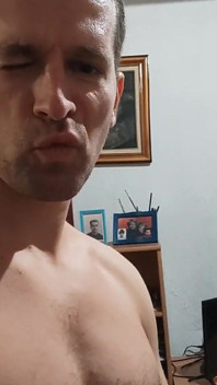 Вертикальный видео от первого лица - подтянутый мужик с большим членом кончает