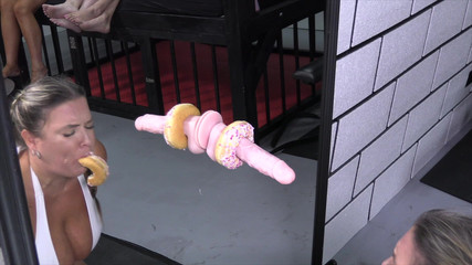 The Bad, Bad MILFs Club: Kötü kötü orta yaşlı seksi kadınlar donut dildo gırtlağına kadar...