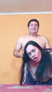 Mengongkek adik ipar saya sebelum suami cuckoldnya kembali.