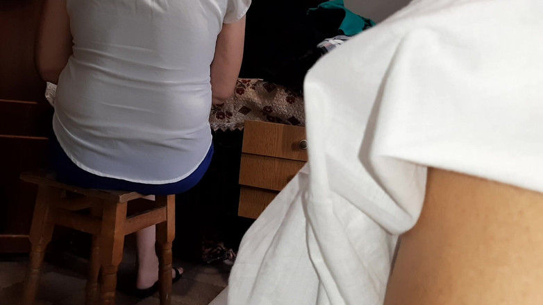 Lesbian-illusion: 선생님이 숙제를 확인하는 동안, 내 친구와 나는 그녀 뒤에 더러운 행동을하고 있다